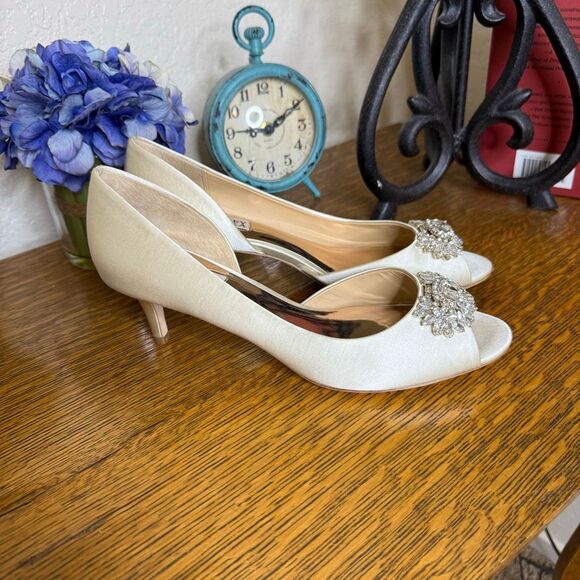 Badgley Mischka Macie Ivory Satin Embellished D’Orsay Peep Toe Shoes Sz9 Wedding - Picture 2 of 14